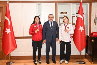 Şampiyon sporculara Başkan Genç'ten övgü