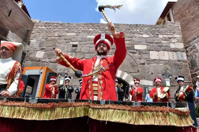 Mehteran Coşkusu yaz boyunca Ankara Kalesi ve Ulus Meydanı'nda