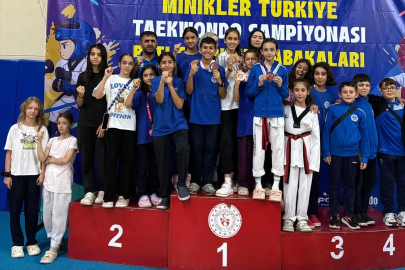 Kocaeli’nin gururu Kağıtspor kürsülerden inmiyor