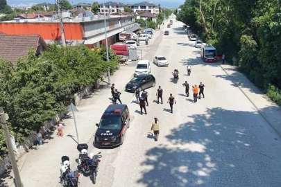 Tatbikatta korkan çocuklara polis şefkati