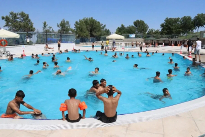 Yüzme havuzları çocukların yüzünü güldürüyor