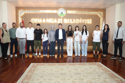 Osmangazi’de ücretsiz LGS kurslarının başarılı öğrencileri Başkan Aydın’la buluştu