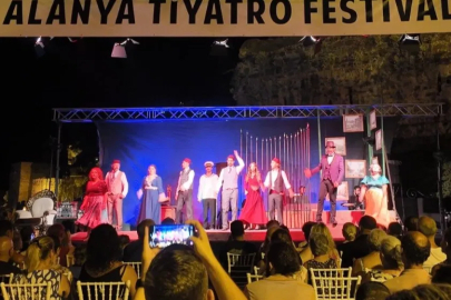 ‘Bir Şehnaz Oyun’ Alanya’da tiyatroseverlerle buluştu