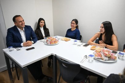 Bornova'da Başkan Eşki’den yurtta kalan öğrencilere anlamlı ziyaret